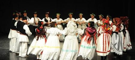 Un spectacle original - Danses traditionnelles et variété française - La  Corde Vocale